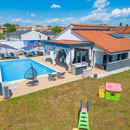 Villa Beauty With Heated Pool And Jacuzzi Kanfanar Eksteriør bilde