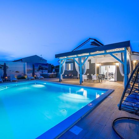 Villa Beauty With Heated Pool And Jacuzzi Kanfanar Eksteriør bilde