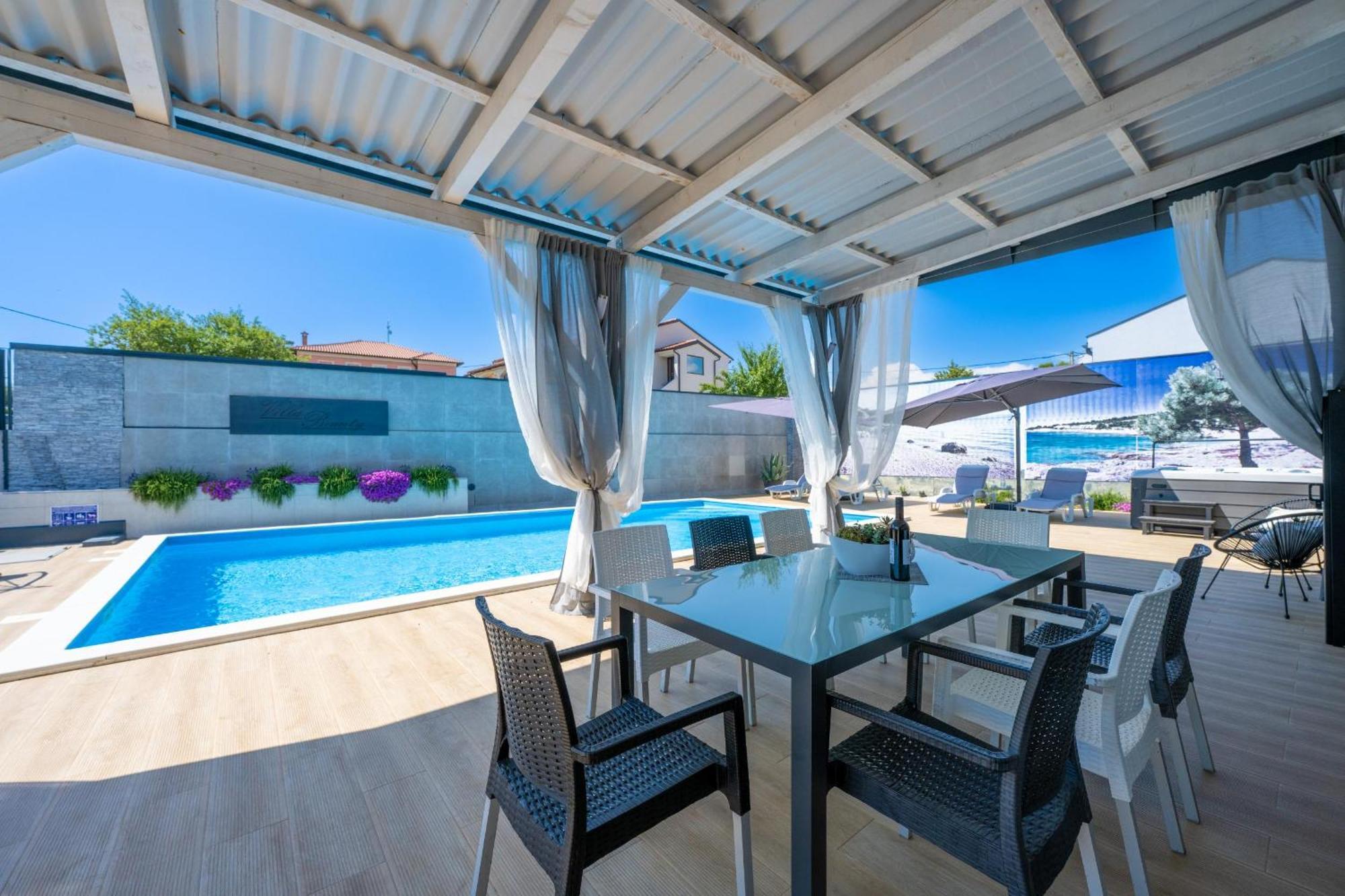 Villa Beauty With Heated Pool And Jacuzzi Kanfanar Eksteriør bilde