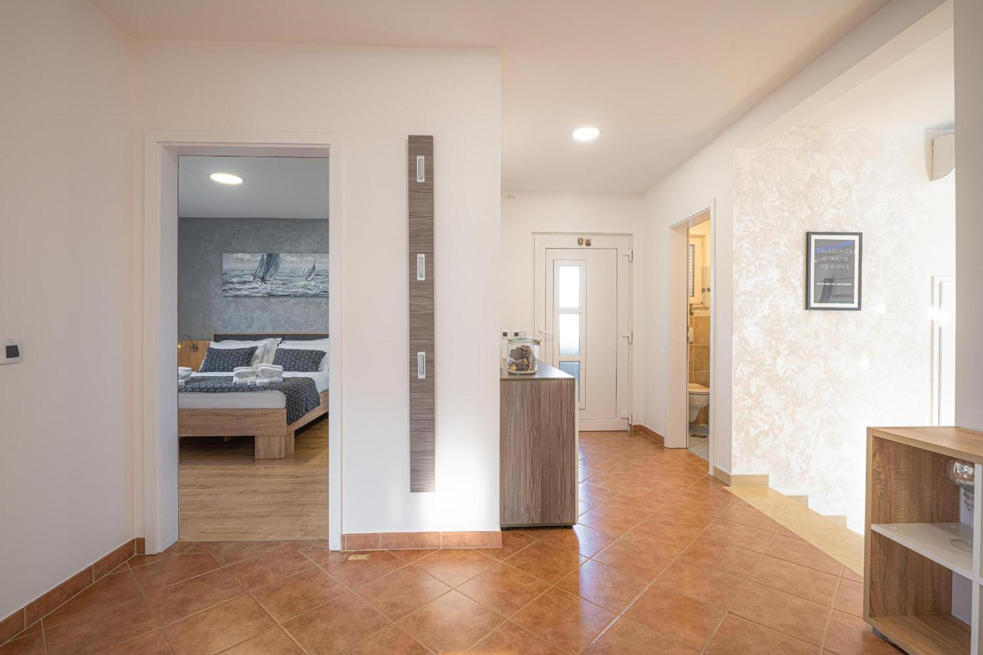 Villa Beauty With Heated Pool And Jacuzzi Kanfanar Eksteriør bilde